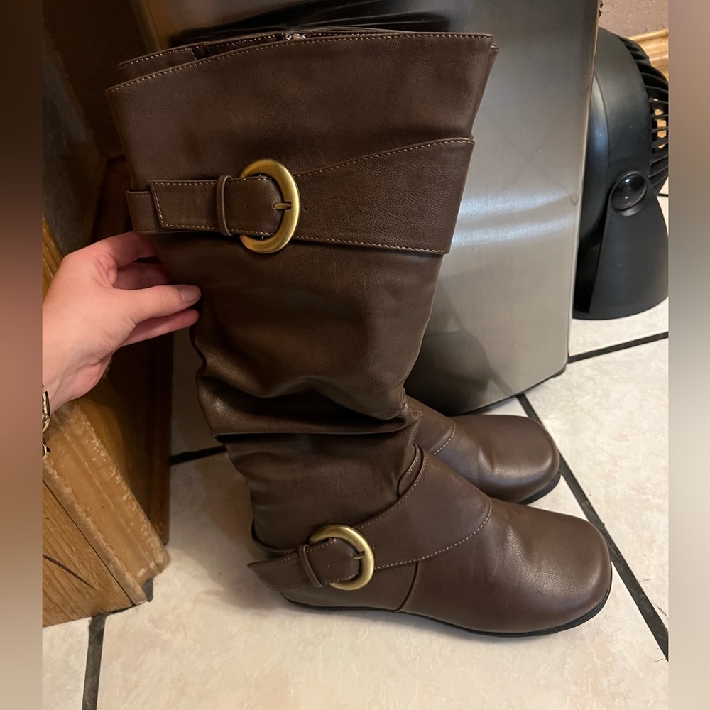 8 1/2 Woman's Chocolate Brown Boots